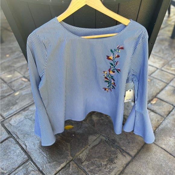 ✨Host pick ✨Ladies Blue & White Stripe Floral Embroidered Bell Sleeve To… - Picture 12 of 16